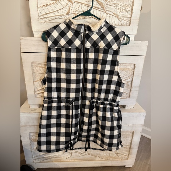 DOUBLJU Women’s fleece lined black and white zip up vest. Size M. EUC. - Picture 2 of 9